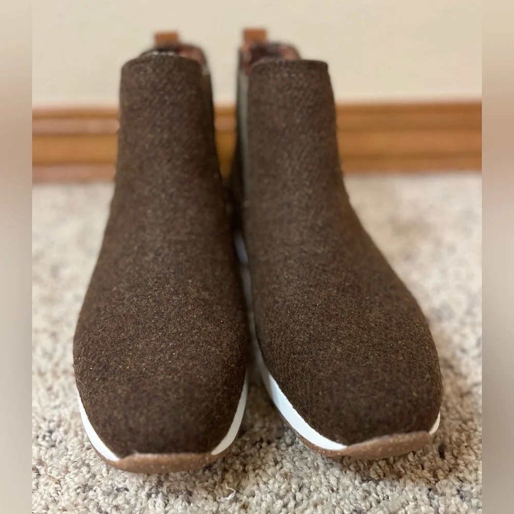 B.O.C. Kara Women’s Soft Wool Ankle pull on Chelsea boots, Sz 8.5 M